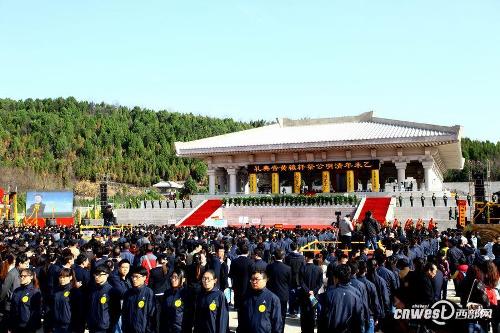 中国侨网4月5日,乙未年“清明”公祭轩辕黄帝典礼在陕西省黄陵县隆重举行。万余名海内外中华儿女的代表,齐聚于轩辕殿祭祀广场。全体参祭人员向轩辕大殿内的石刻浮雕轩辕黄帝像行三鞠躬礼。