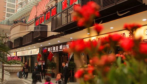 中国侨网正是依托得天独厚的华侨资源,浙江省温州市青田县的“侨乡进口商品城”应运而生。目前进口商品城共入驻61家128间商户,全部由来自欧洲、南北美洲等30个国家和地区的侨商企业组成。