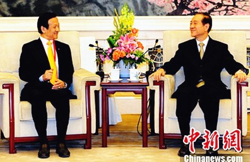 中国侨网4月21日,全国政协副主席韩启德在人民大会堂会见了以澳门归侨总会会长刘艺良为团长的澳门归侨总会访问团一行。国侨办主任裘援平、副主任谭天星陪同会见。(张勤 摄)