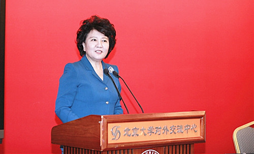 中国侨网第28期海外华裔青年企业家中国经济高级研修班在北京大学举行结业,国侨办主任裘援平代表国侨办祝贺学员圆满结束研修班学习,并希望学员为促进住在国与祖(籍)国合作搭建桥梁,积极推进经贸合作。