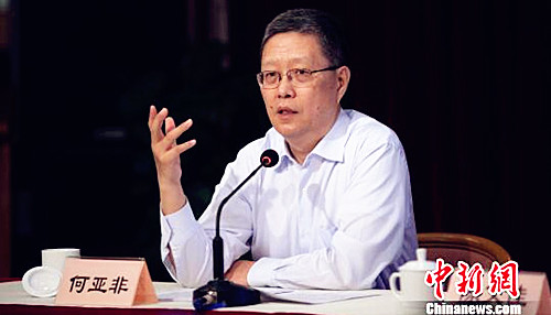 中国侨网5月21日,国侨办副主任何亚非在上海为侨务干部讲课。他指出,“一带一路”构想与华商经济密不可分,华侨华人可充分发挥天然桥梁作用,在“一带一路”建设中大有作为。(张亨伟 摄)