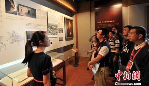 中国侨网海外华文媒体负责人参观福州林则徐纪念馆。(吕明 摄)