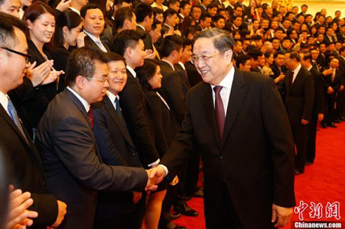 中国侨网5月28日,全国政协主席俞正声在北京人民大会堂会见“第十届世界华裔杰出青年华夏行”全体代表。(中新社发 盛佳鹏 摄)