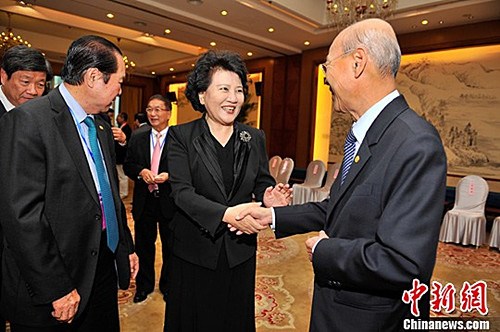 中国侨网6月10日,国侨办主任裘援平(中),在昆明会见参加第13届东盟华商会的海外侨领。(中新社发 刘冉阳 摄)