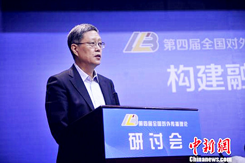 中国侨网11日,第4届全国对外传播理论研讨会在重庆开幕,对于做好新形势下对外传播工作,国侨办副主任何亚非谈了6点看法。(陈超 摄)