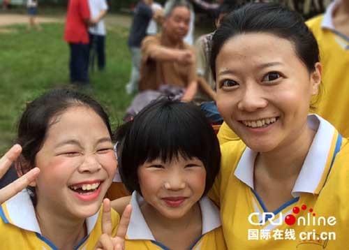 中国侨网王虹迪和孩子们。(国际在线)