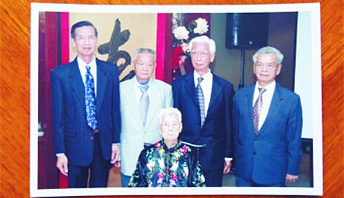 中国侨网当年在为抗战捐款的众多海外乡亲中,成千上万收入微薄的劳工大众几乎是倾尽全力,来阻止日本侵略。在江门华侨博物馆,相关人员突出介绍了新加坡华侨小贩——郑潮炯“卖子救国”的故事。图为郑潮炯妻子钟彩合与儿子们的合影。(刘进 供图)