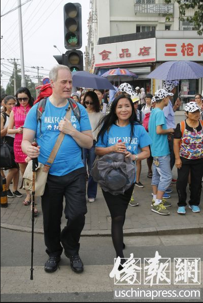 中国侨网7月27日，麦克·贝茨勋爵夫妇徒步在北京启程。(美国侨报 王泽 摄)