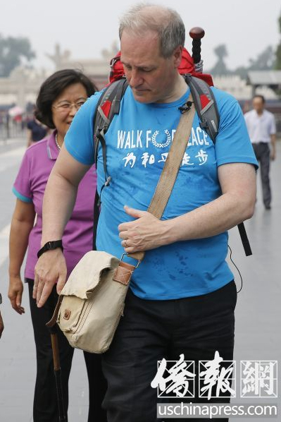 中国侨网麦克·贝茨勋爵的简单装备——一个背包、一个帆布挎包和一支拐杖。(美国侨报 王泽 摄) 