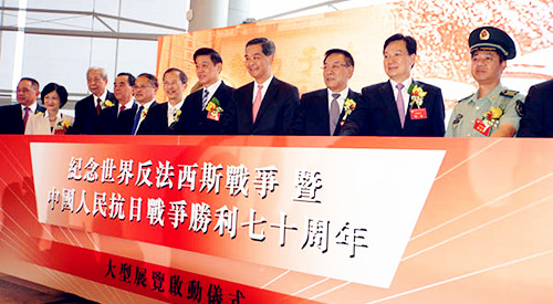 中国侨网10日,由福建省侨联携手香港福建社团联会、香港晋江社团总会等联合主办的《历史不能忘记,嘉庚精神永存》大型图片系列展在香港会展中心启动。中国侨联主席林军指出,凝聚侨界智慧和力量,展现华侨历史文化独特魅力,推动华侨文化在海内外传播,是侨联组织责无旁贷的职责。
