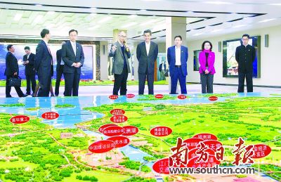 江门市委书记毛荣楷、市长邓伟根陪同香港特区行政长官梁振英一行,参观考察广东大广海湾经济区规划情况(黄文波