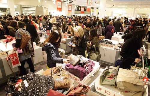 圣诞打折季，在英国百货商店Selfridges内扫货的不乏代购党(欧洲时报记者