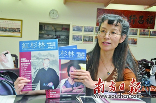 吕红向记者展示美国华文期刊