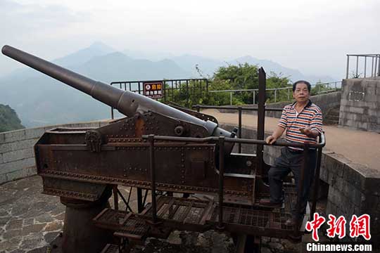 图为近日，广西凭祥市博物馆原馆长马赤农向记者介绍情况。