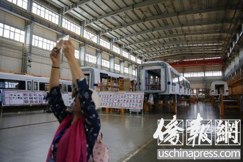 中国侨网5月25日,海外华文媒体代表在中车长春轨道客车股份有限公司车间内参观列车生产线。(美国《侨报》/黄敏 摄)