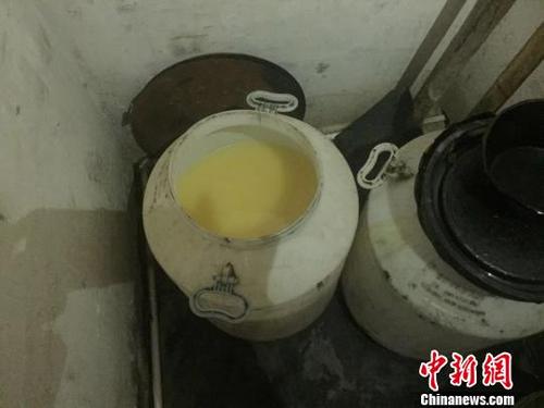 中国侨网图为:警方查获的地沟油。 苍南警方供图