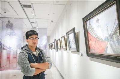 中国侨网6月13日，西城区第一文化馆，傅察丹青与他画的北京胡同合影。 新京报记者 王飞 摄