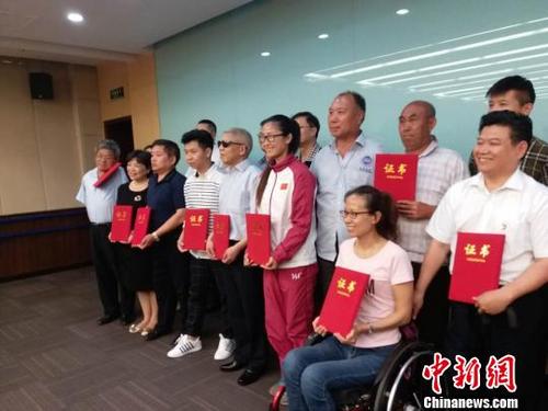 中国侨网 6月19日,中国残疾人事业新闻宣传促进会在北京发布“2016年度中国残疾人事业十大新闻人物”评选结果。荣静、杨德才、孙建博、贾海霞/贾文其、吴敢、唐占鑫、和志刚、邱浩海、徐琴、刘官棠荣获“2016年度中国残疾人事业十大新闻人物”称号。图为获奖代表合影。 张希敏 摄