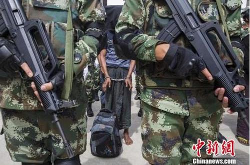 中国侨网图为交接仪式。 周少飞 摄