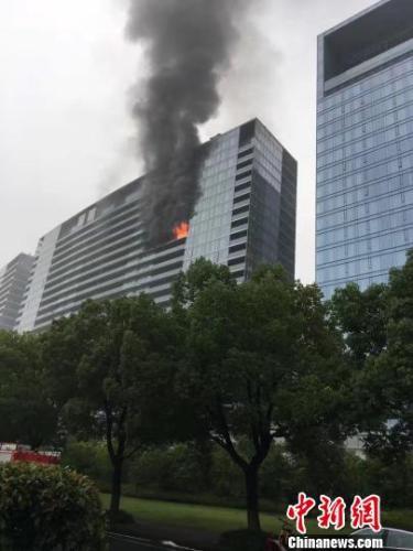 中国侨网火灾现场。 梅芳燕 摄