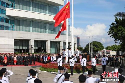 中国侨网7月1日，香港特别行政区政府在金紫荆广场举行升旗仪式，庆祝香港回归祖国20周年。中新社记者 谢光磊 摄