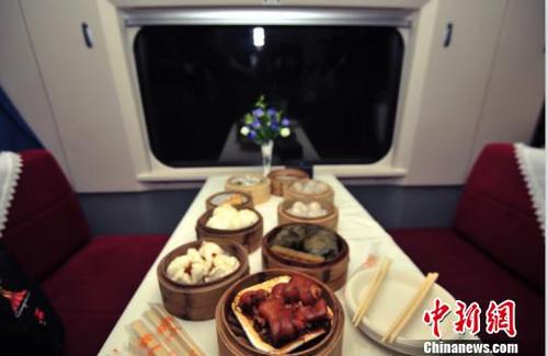 中国侨网图为旅客在高铁上品尝外卖 供图