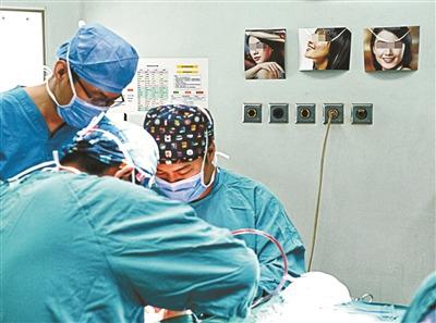 中国侨网八大处整形医院门诊手术室内正在进行一场“面部美化”