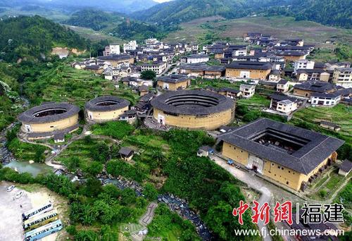 中国侨网从高处俯瞰福建永定初溪土楼群，依山傍水、环境优美。王东明摄