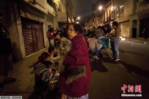 中国侨网北京时间8日12时49分左右,墨西哥南部海域发生强震,美国地质勘探局将震级上调为8.1级。墨西哥首都震感强烈,市民抱着宠物街头避险。(图片来源:中国新闻网)