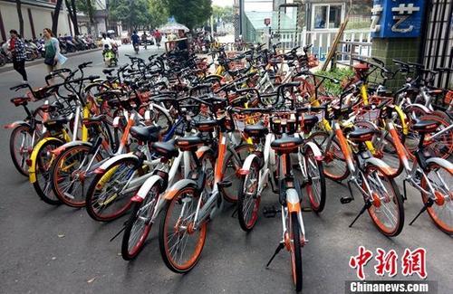 中国侨网图为江西南昌一共享单车停放点。(资料图) 中新社记者 刘占昆 摄