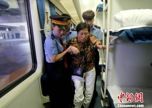 中国侨网列车长陈美芳对旅客无微不至的关怀。陈美芳提供