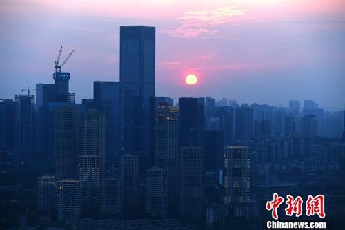 中国侨网资料图为重庆高楼。中新社记者 陈超 摄