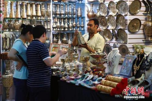 中国侨网资料图:新疆国际大巴扎是世界规模最大的大巴扎,集伊斯兰文化、建筑、民族商贸、娱乐、餐饮于一体,集中体现了西域民族特色和地域文化,是新疆旅游业产品的汇集地和展示中心。中新社记者 富田 摄