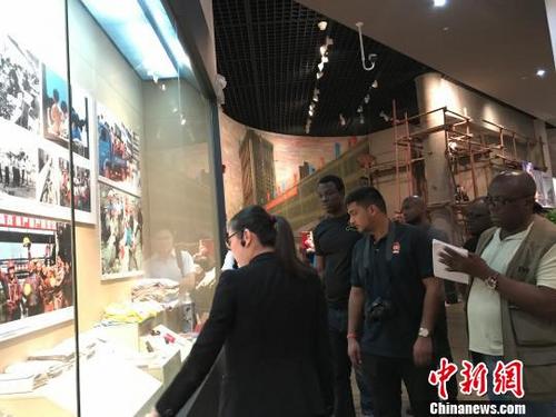中国侨网图为拉美和加勒比国家记者在深圳博物馆参观改革开放成就展。 肖欣 摄