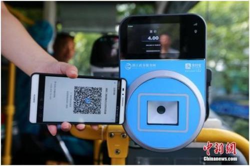 中国侨网2016年8月16日，杭州民众搭公交没带公交卡和零钱，可刷支付宝乘坐。中新社发 许康平 摄