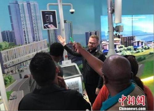 中国侨网图为拉美和加勒比国家记者在深圳华为公司体验“中国制造”最新技术和产品。　肖欣 摄