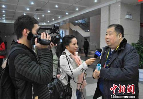 中国侨网资料图 二月河(右)接受采访。阚力 摄
