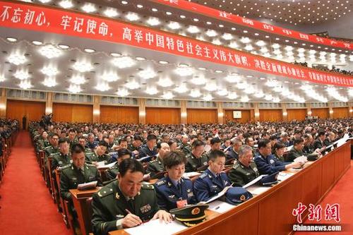 中国侨网10月18日,中国共产党第十九次全国代表大会在北京人民大会堂开幕。习近平代表第十八届中央委员会向大会作了题为《决胜全面建成小康社会 夺取新时代中国特色社会主义伟大胜利》的报告。 中新社记者 盛佳鹏 摄