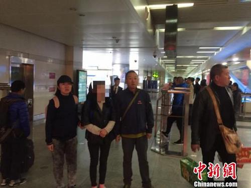 中国侨网大连警方劝返逃往境外的经济犯罪嫌疑人。 江波 摄