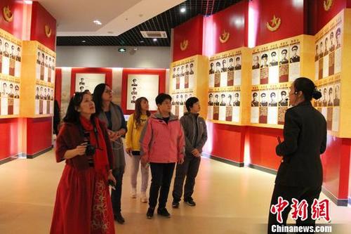 中国侨网图为海外华文媒体代表参观新疆兵团第六师五家渠市将军纪念馆。　袁晶　摄