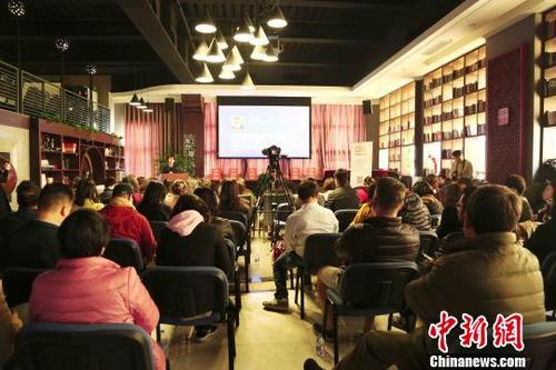 中国侨网近日,由中国外文局主办的“新时代,中美关系新走向”研讨会在京举办。多位研究中美外交及经贸关系的专家学者与会,就“中美两国元首会晤将对中美关系、亚太局势和世界格局产生的影响”等议题进行了深入讨论。 夏宾 摄