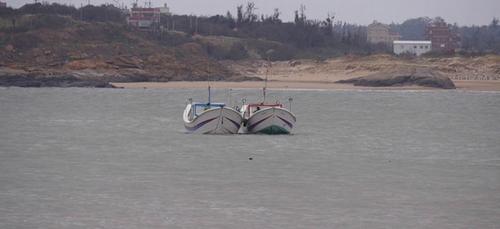 中国侨网图为7名家属驾船赴金门寻找落海亲人。