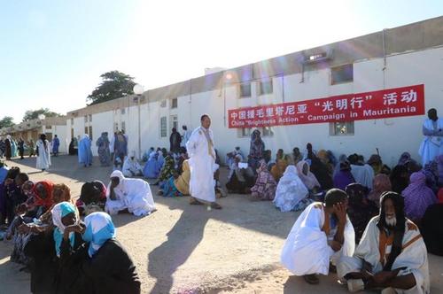 中国侨网患者守在医院外。(非洲《华侨周报》 陈司楠摄)