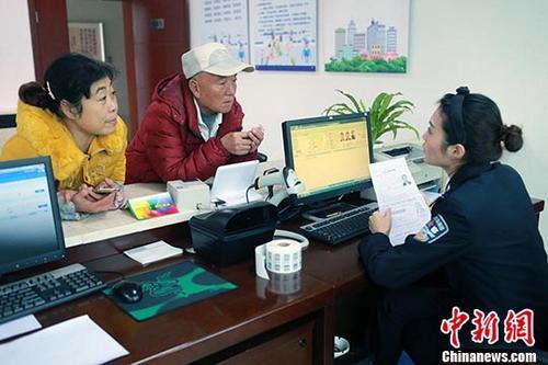 中国侨网资料图:民警为市民办理相关证照。中新社记者 王磊 摄