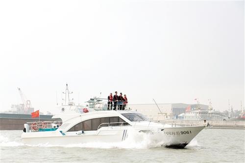 中国侨网新会海监大队队员乘坐海监执法船出海巡逻。