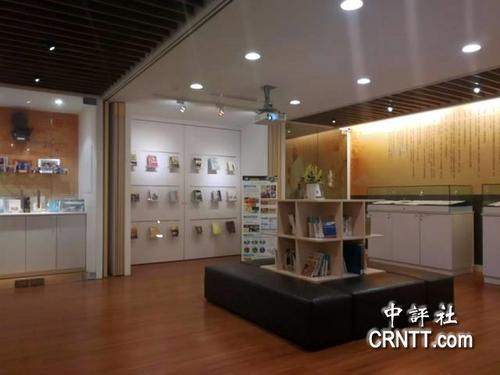 中国侨网台湾中山大学校内图书馆三楼有间余光中特藏室，收录余光中来台后的创作手稿、照片、文件等。（中评社 高易伸摄）