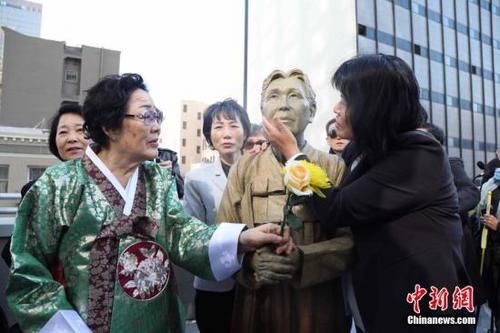 中国侨网资料图:当地时间9月22日,美国旧金山市圣玛丽广场,慰安妇雕像揭幕仪式隆重举行,这也是美国主要大城市第一座慰安妇雕像。中新社记者 刘丹 摄