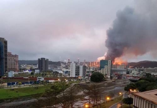 中国侨网台湾地区“中油”公司桃园炼油厂29日清晨发生火灾。图片来源：“中央社”