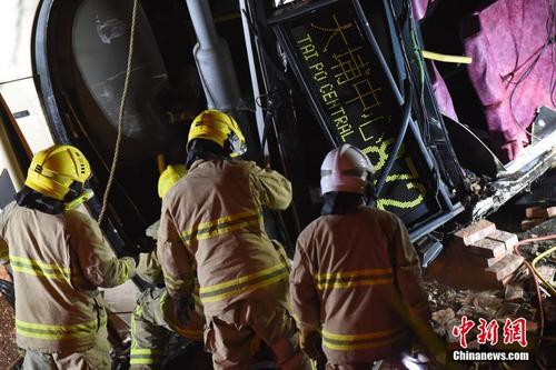 中国侨网据香港媒体2月10日报道，一辆双层巴士当日在香港新界一条公路上失事侧翻，已造成19人死亡，数十人受伤。当日，一辆872路双层巴士在新界大埔公路行驶时侧翻。现场照片显示，巴士车身损毁严重，挡风玻璃破碎，地面疑有油污。据警方消息，17男2女在现场证实死亡，数十人受伤。中新社记者 麦尚旻 谢光磊 摄