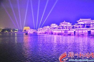 中国侨网2月10日晚,“一江两岸”夜景正式亮灯,夜色中的韩江两岸流光溢彩,美不胜收。 本报记者 黄春生 摄